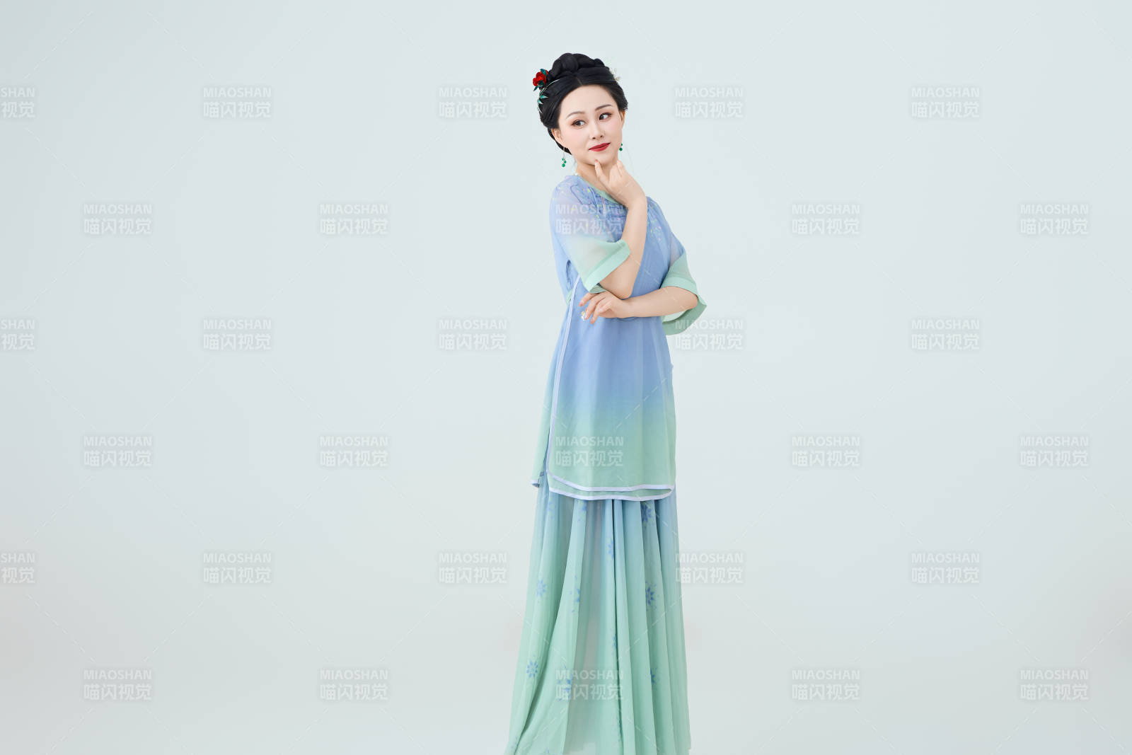 穿着中式古典服饰表演古典舞的美丽舞者图片