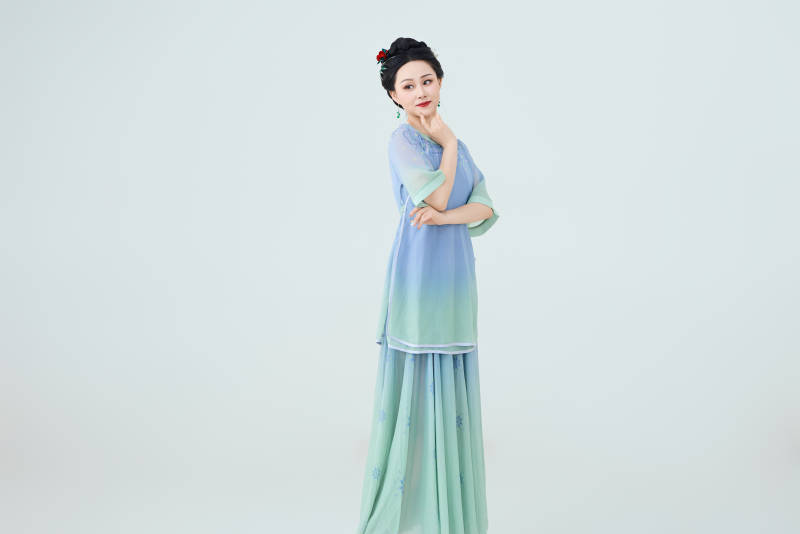 穿着中式古典服饰表演古典舞的美丽舞者图片