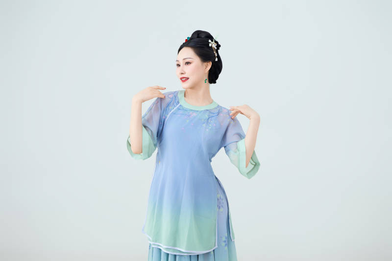 穿着中式古典服饰表演古典舞的美丽舞者图片