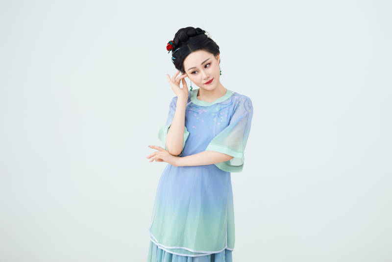 穿着中式古典服饰表演古典舞的美丽舞者图片