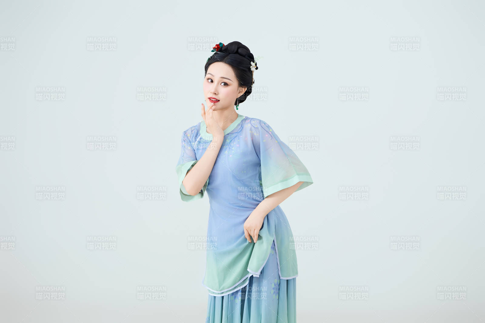 穿着中式古典服饰表演古典舞的美丽舞者图片