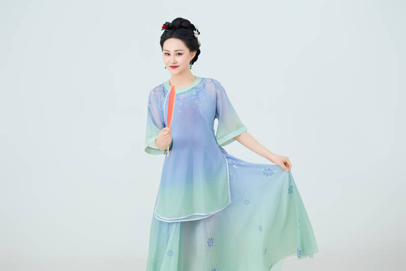 穿着中式古典服饰表演古典舞的美丽舞者图片