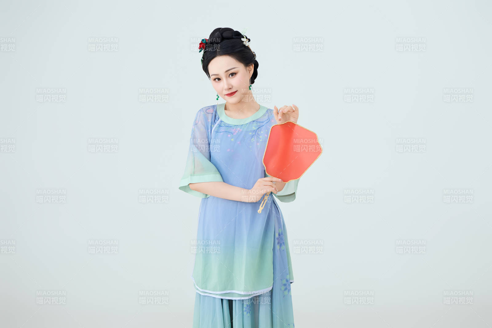 穿着中式古典服饰表演古典舞的美丽舞者图片