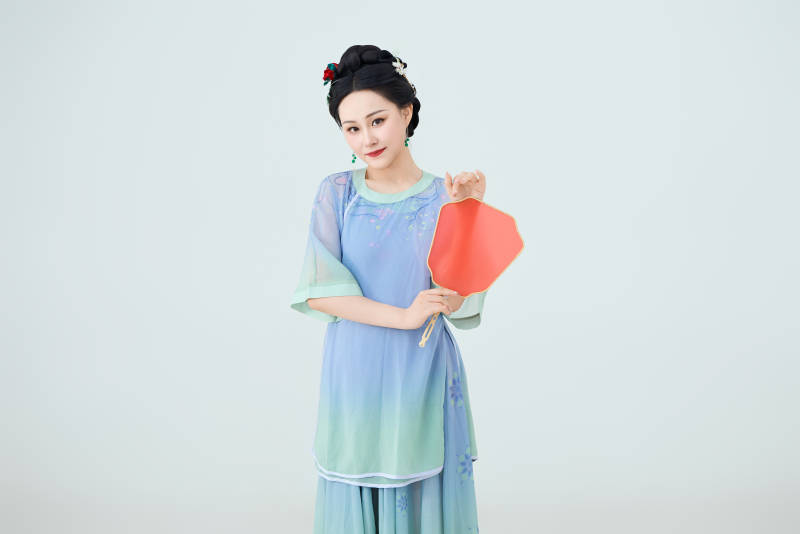 穿着中式古典服饰表演古典舞的美丽舞者图片