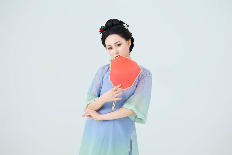 穿着中式古典服饰表演古典舞的美丽舞者图片