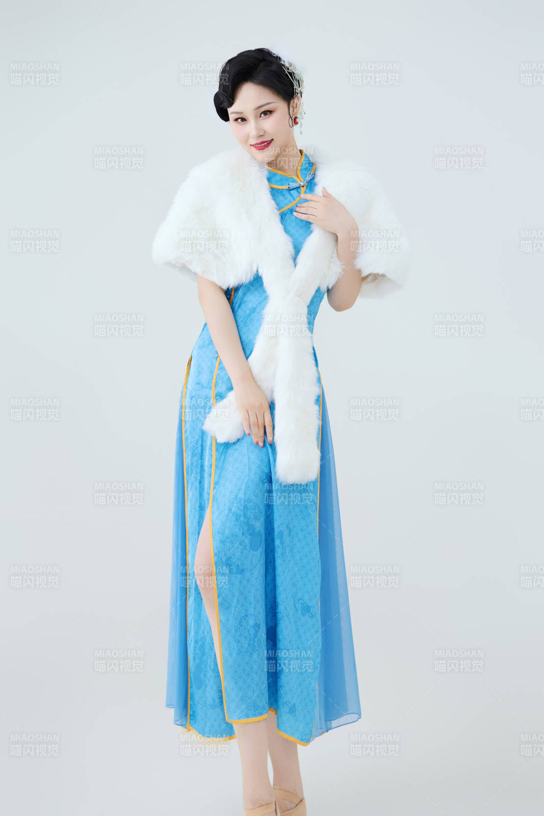 穿着中国中式旗袍表演舞蹈的美丽舞者图片