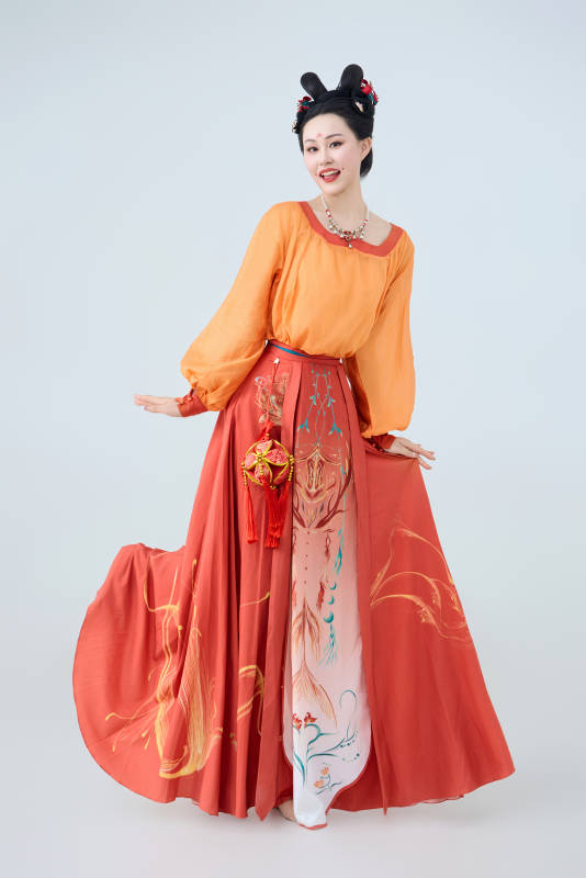 穿着古代唐朝服饰妆造表演古典舞的美丽舞者图片