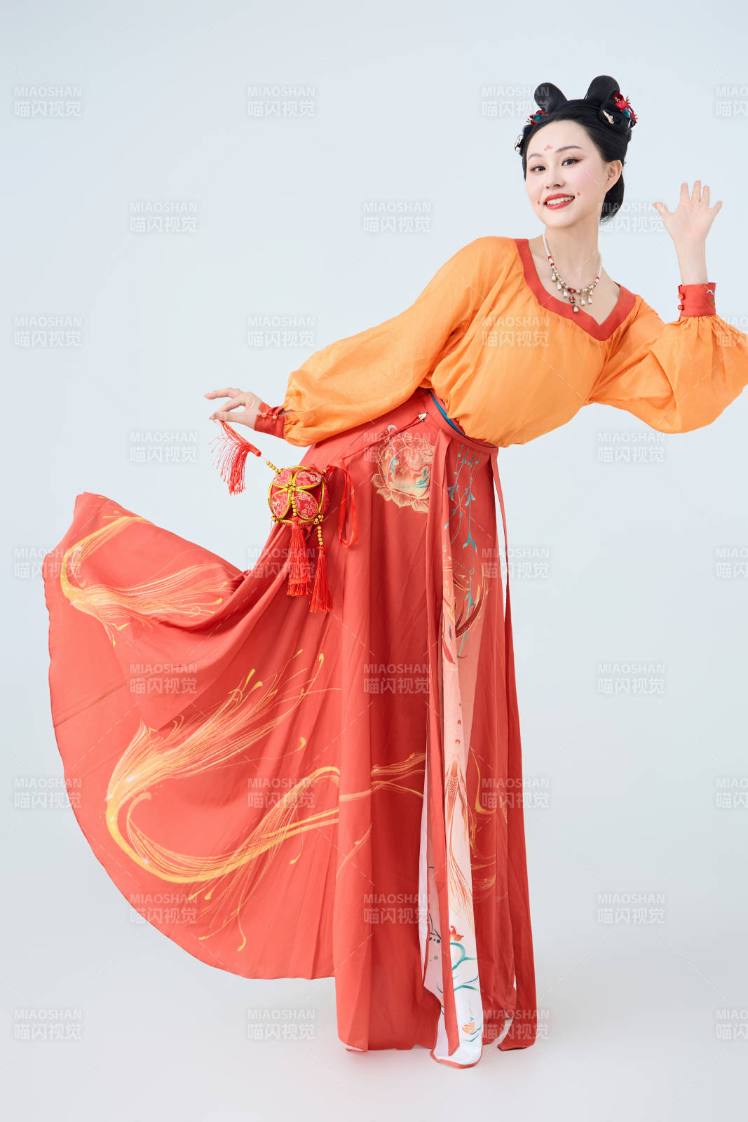 穿着古代唐朝服饰妆造表演古典舞的美丽舞者图片