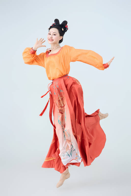 穿着古代唐朝服饰妆造表演古典舞的美丽舞者图片