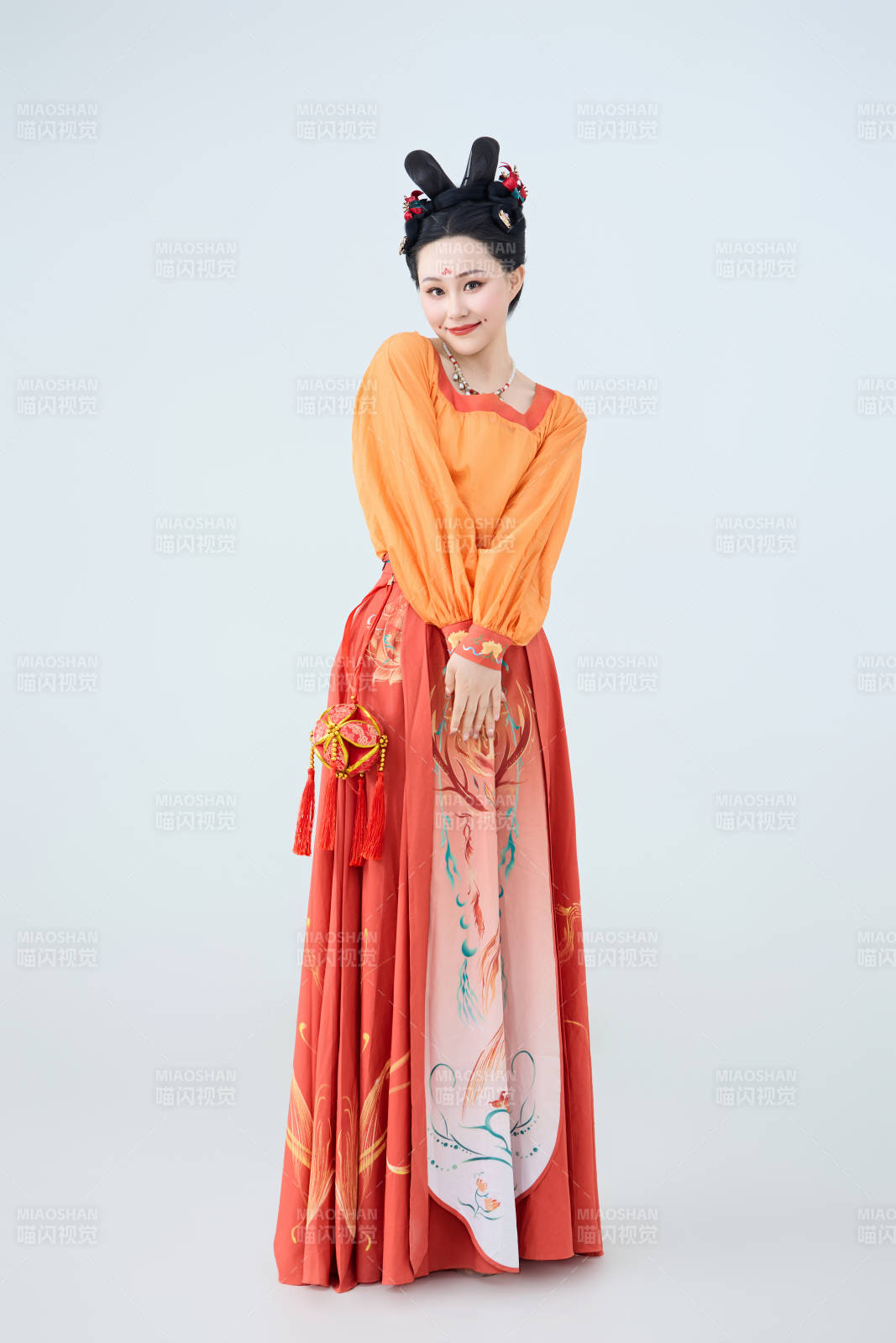 穿着古代唐朝服饰妆造表演古典舞的美丽舞者图片