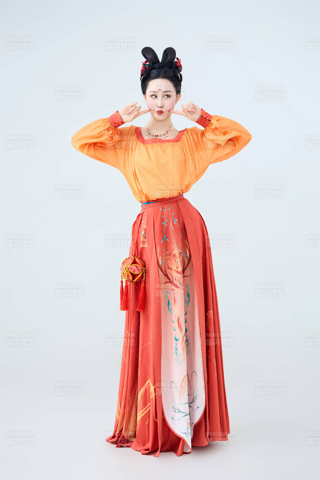 穿着古代唐朝服饰妆造表演古典舞的美丽舞者图片