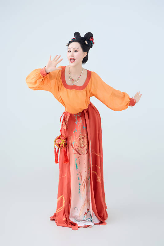 穿着古代唐朝服饰妆造表演古典舞的美丽舞者图片