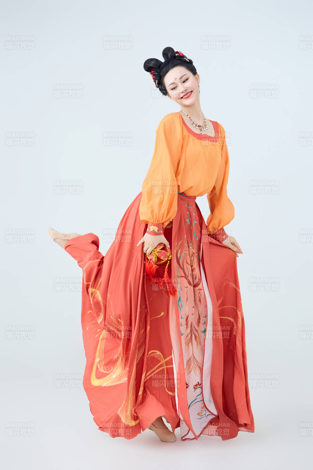 穿着古代唐朝服饰妆造表演古典舞的美丽舞者图片