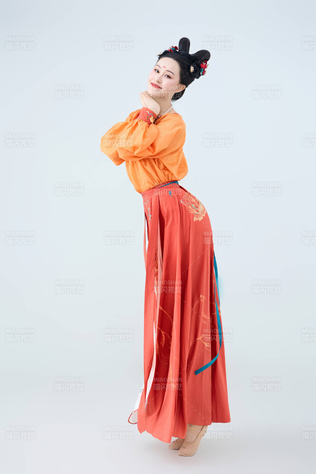 穿着古代唐朝服饰妆造表演古典舞的美丽舞者图片