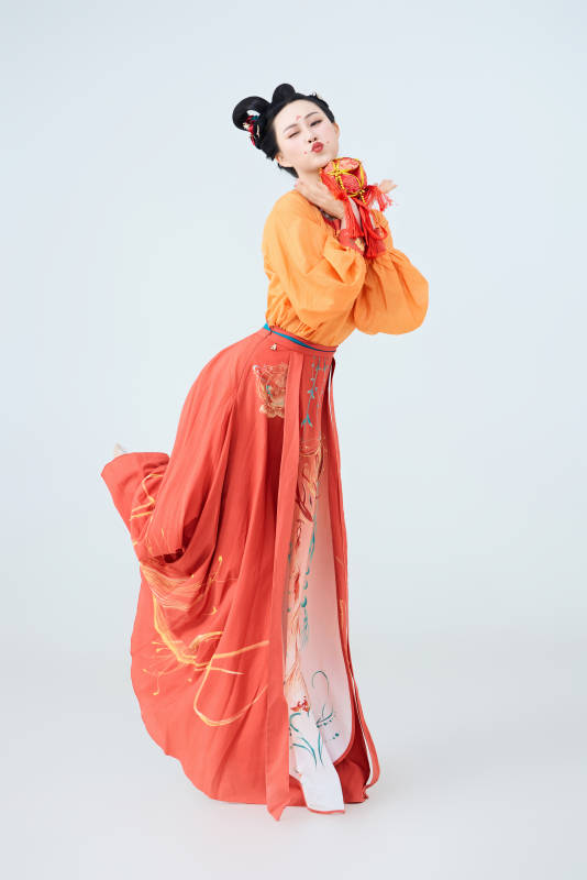 穿着古代唐朝服饰妆造表演古典舞的美丽舞者图片