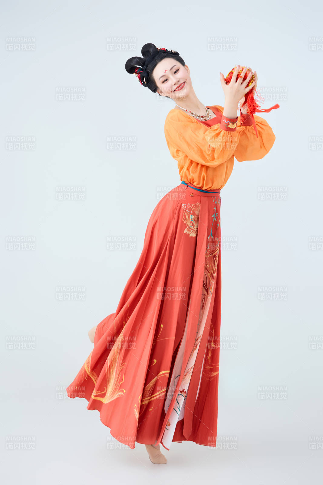 穿着古代唐朝服饰妆造表演古典舞的美丽舞者图片