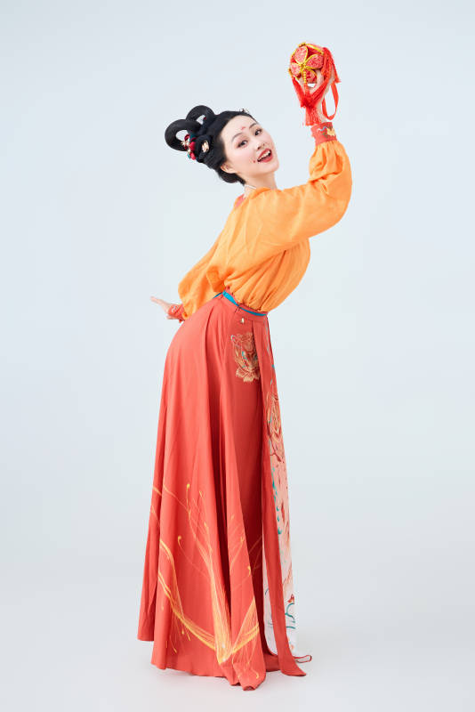 穿着古代唐朝服饰妆造表演古典舞的美丽舞者图片