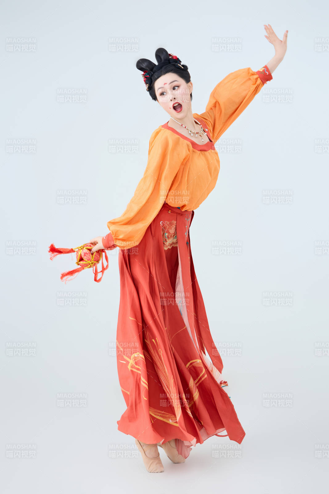 穿着古代唐朝服饰妆造表演古典舞的美丽舞者图片