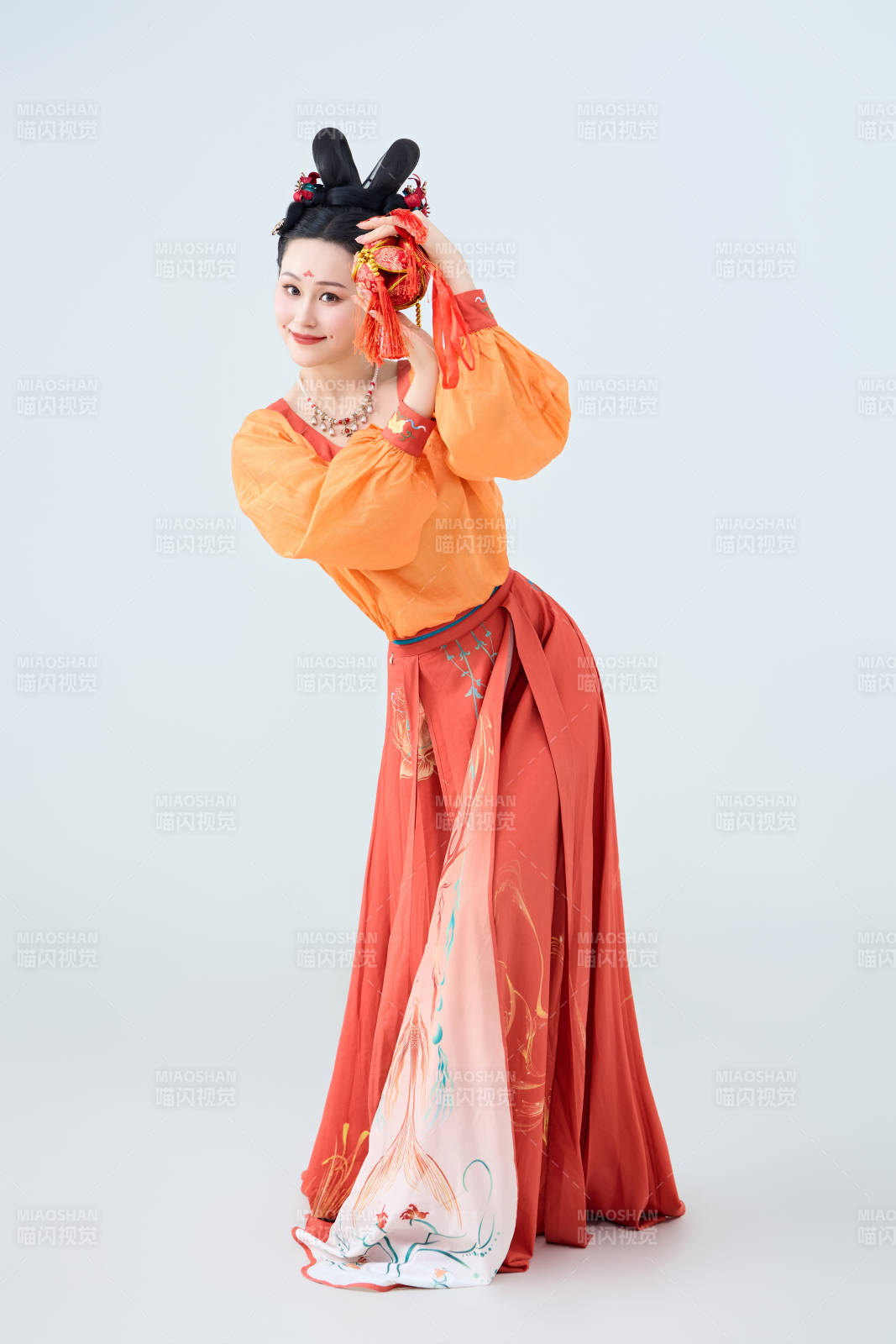 穿着古代唐朝服饰妆造表演古典舞的美丽舞者图片