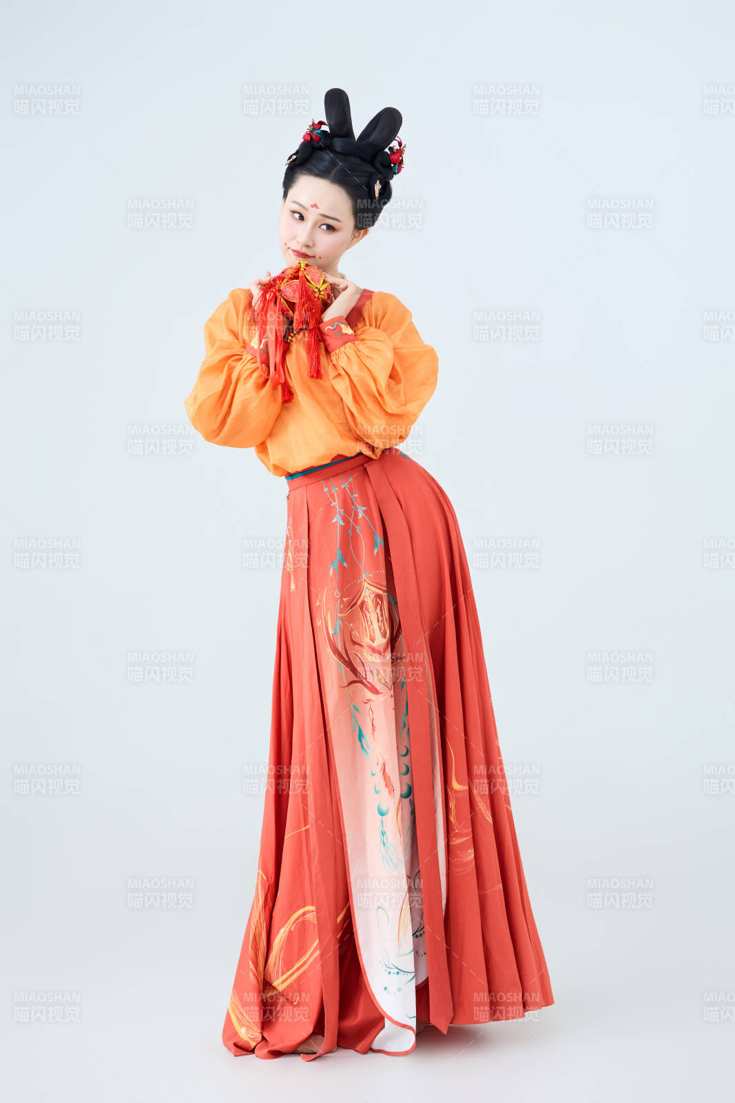 穿着古代唐朝服饰妆造表演古典舞的美丽舞者图片