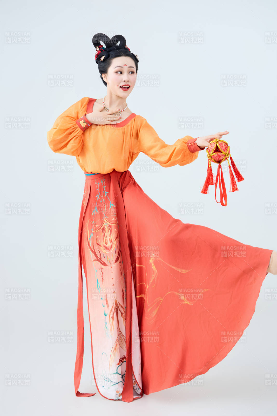 穿着古代唐朝服饰妆造表演古典舞的美丽舞者图片