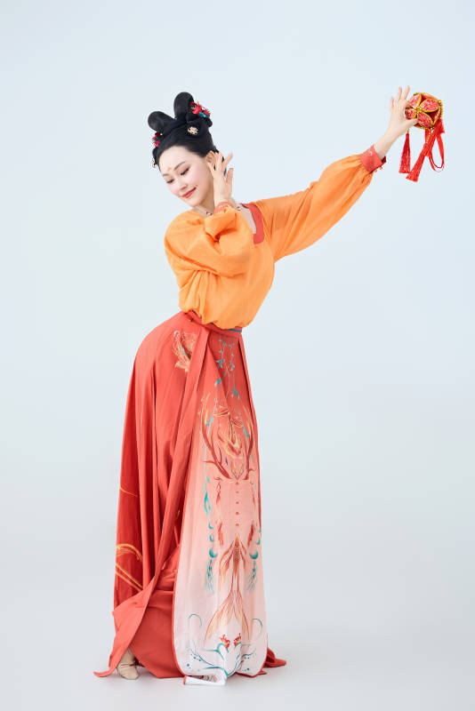 穿着古代唐朝服饰妆造表演古典舞的美丽舞者图片