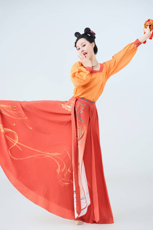 穿着古代唐朝服饰妆造表演古典舞的美丽舞者图片