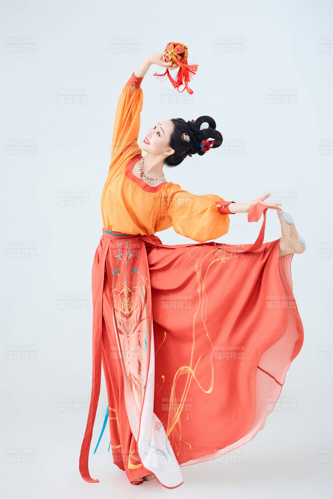 穿着古代唐朝服饰妆造表演古典舞的美丽舞者图片