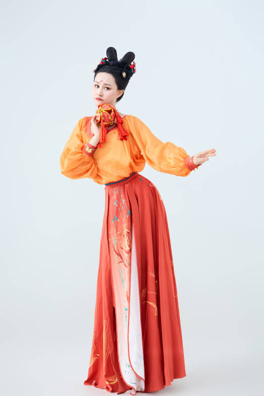 穿着古代唐朝服饰妆造表演古典舞的美丽舞者图片