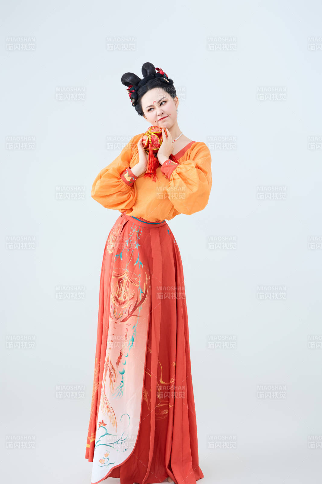 穿着古代唐朝服饰妆造表演古典舞的美丽舞者图片