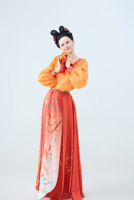 穿着古代唐朝服饰妆造表演古典舞的美丽舞者图片