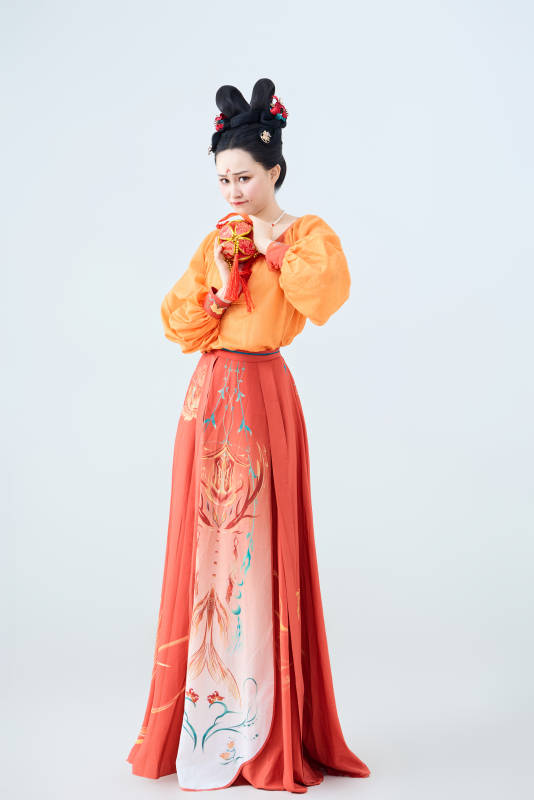 穿着古代唐朝服饰妆造表演古典舞的美丽舞者图片