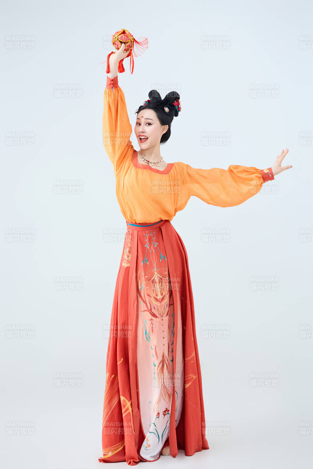 穿着古代唐朝服饰妆造表演古典舞的美丽舞者图片