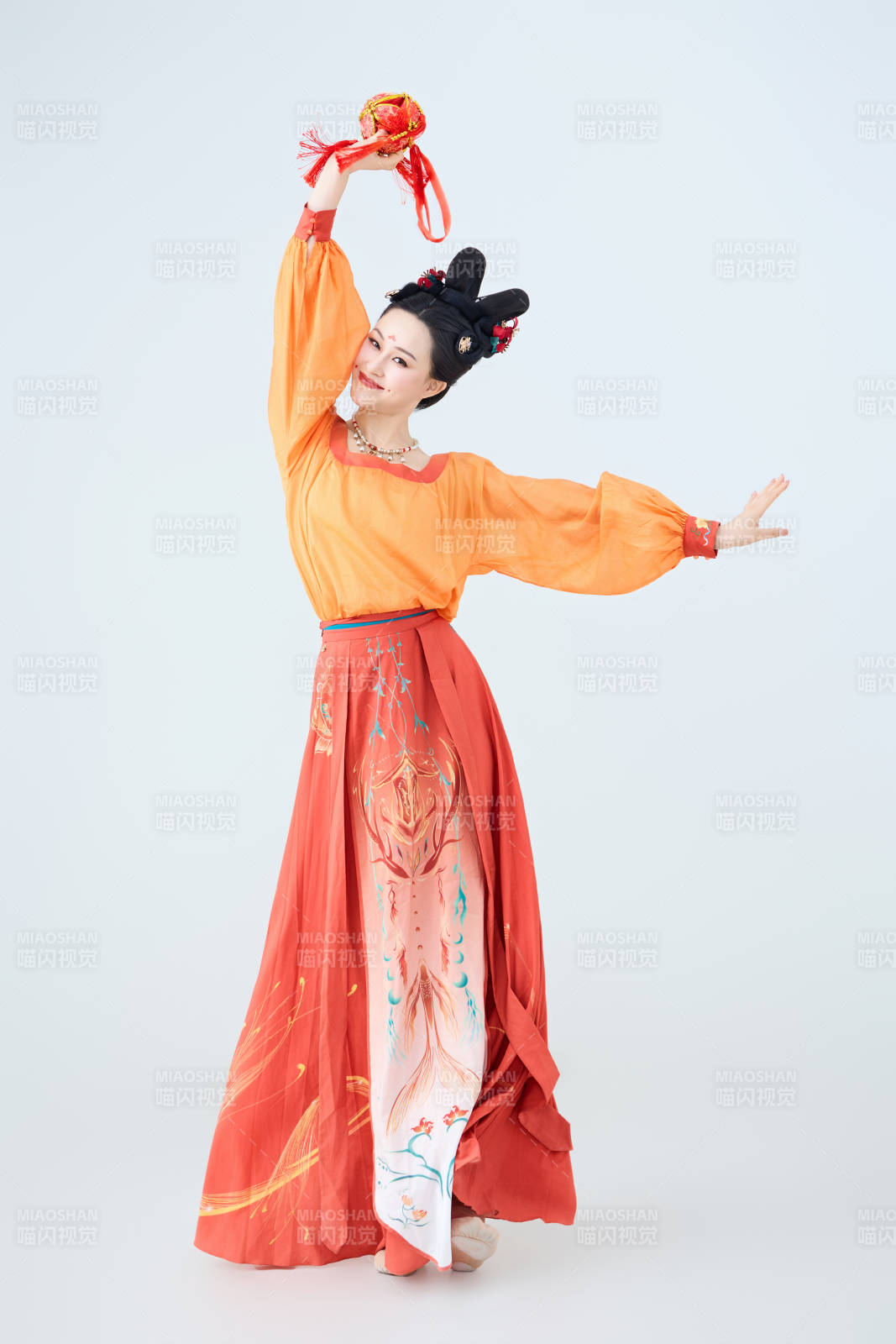 穿着古代唐朝服饰妆造表演古典舞的美丽舞者图片