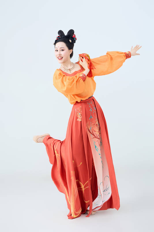 穿着古代唐朝服饰妆造表演古典舞的美丽舞者图片