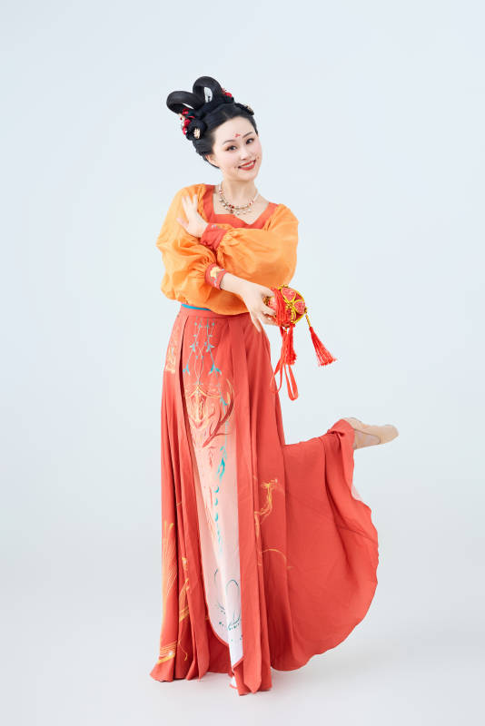 穿着古代唐朝服饰妆造表演古典舞的美丽舞者图片