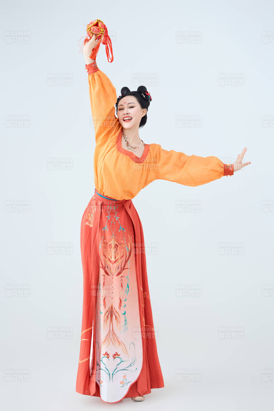 穿着古代唐朝服饰妆造表演古典舞的美丽舞者图片