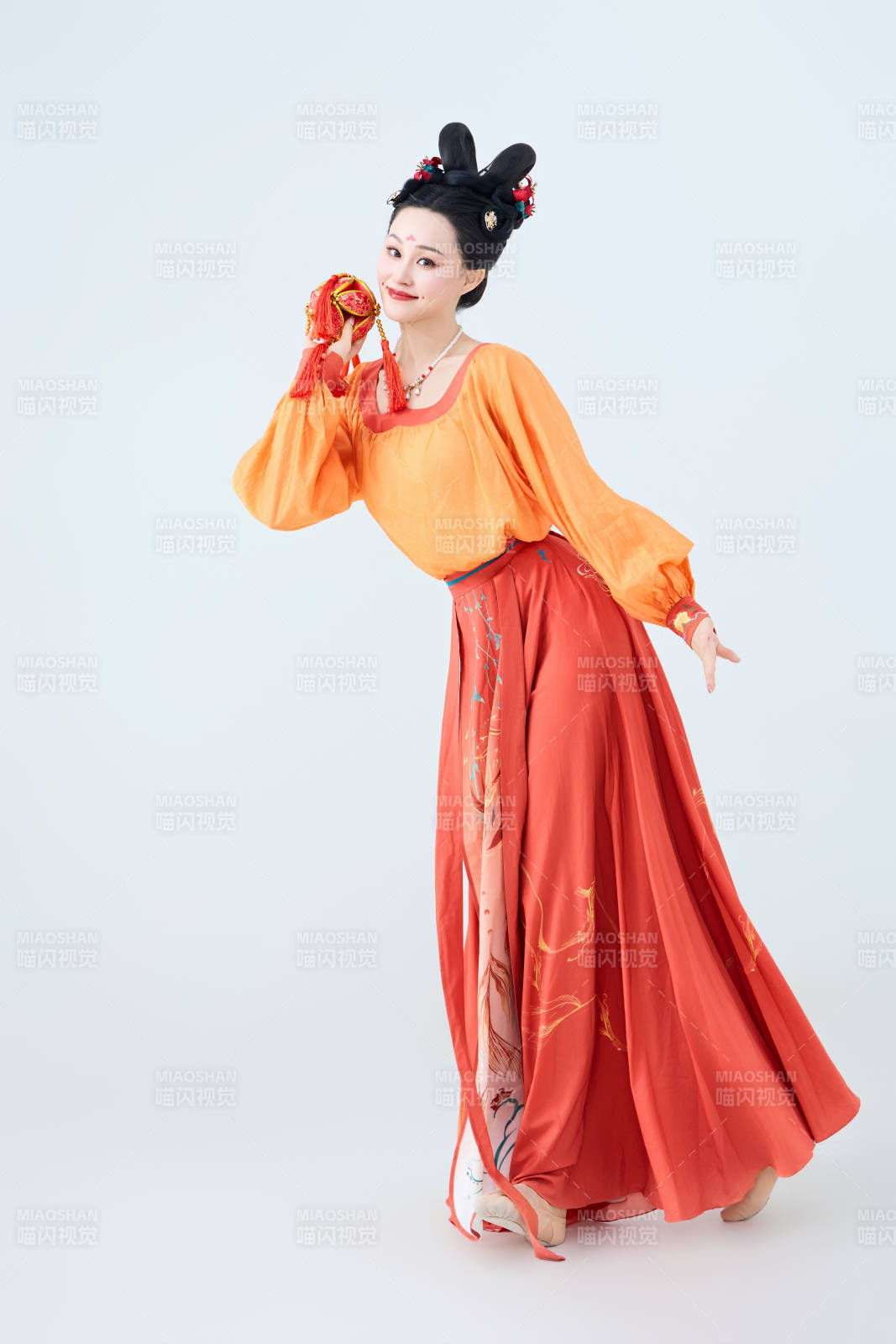 穿着古代唐朝服饰妆造表演古典舞的美丽舞者图片