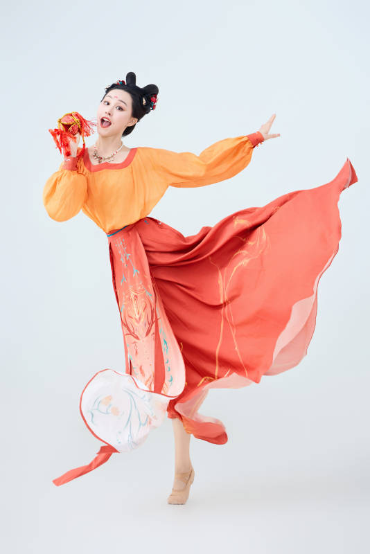 穿着古代唐朝服饰妆造表演古典舞的美丽舞者图片