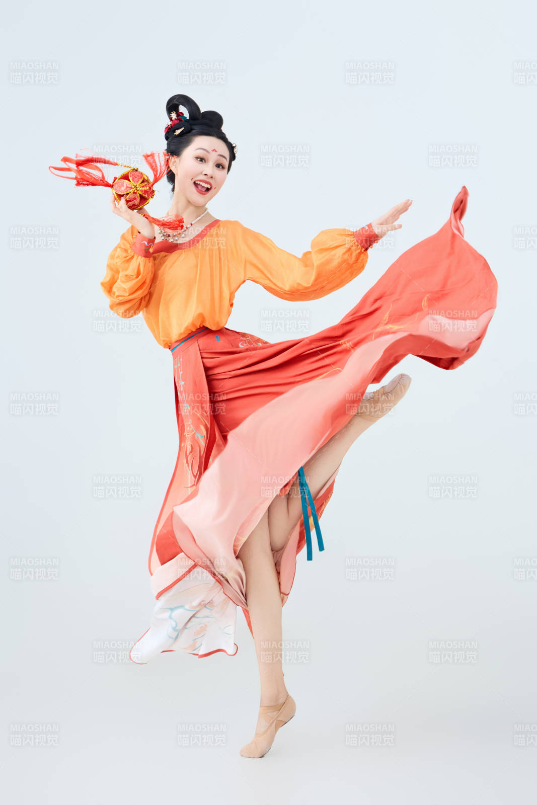 穿着古代唐朝服饰妆造表演古典舞的美丽舞者图片