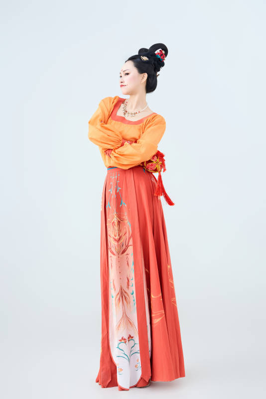 穿着古代唐朝服饰妆造表演古典舞的美丽舞者图片