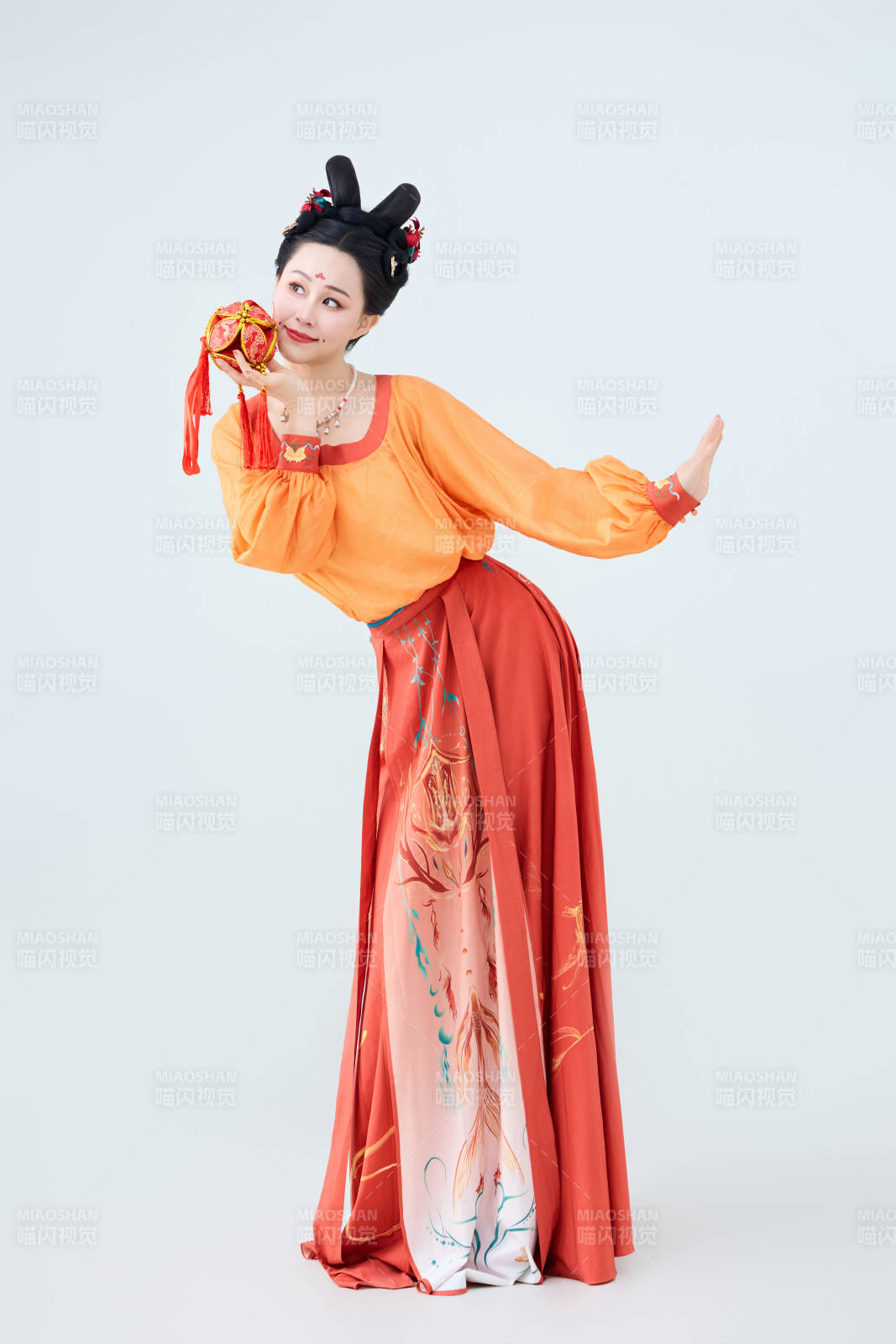 穿着古代唐朝服饰妆造表演古典舞的美丽舞者图片