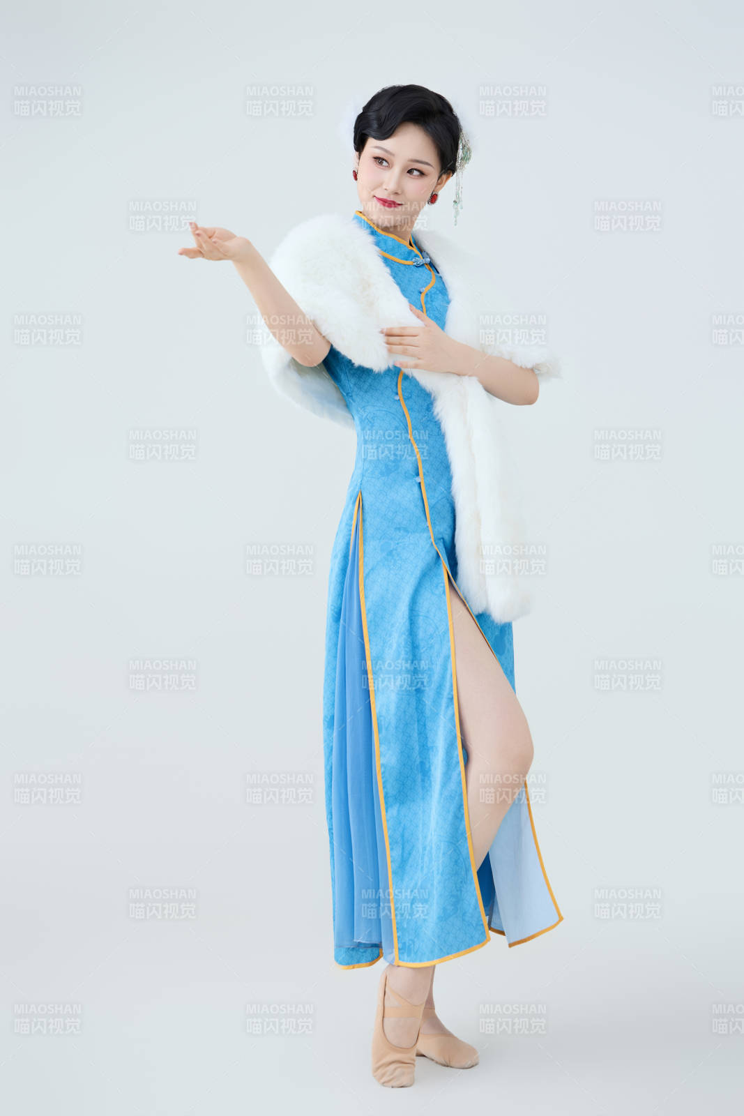 穿着中国中式旗袍表演舞蹈的美丽舞者图片