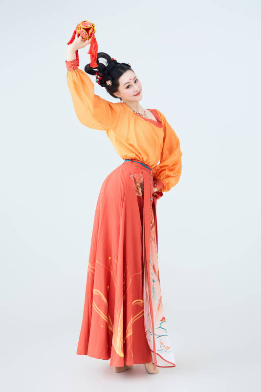 穿着古代唐朝服饰妆造表演古典舞的美丽舞者图片