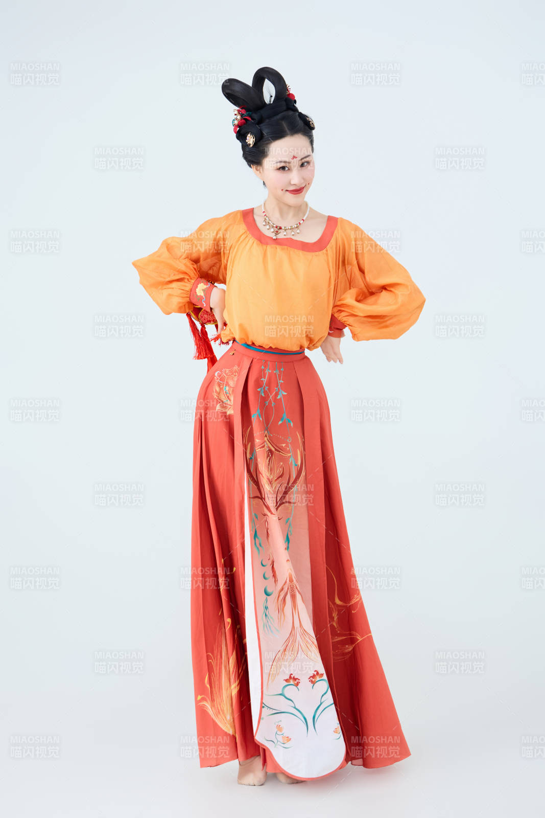 穿着古代唐朝服饰妆造表演古典舞的美丽舞者图片