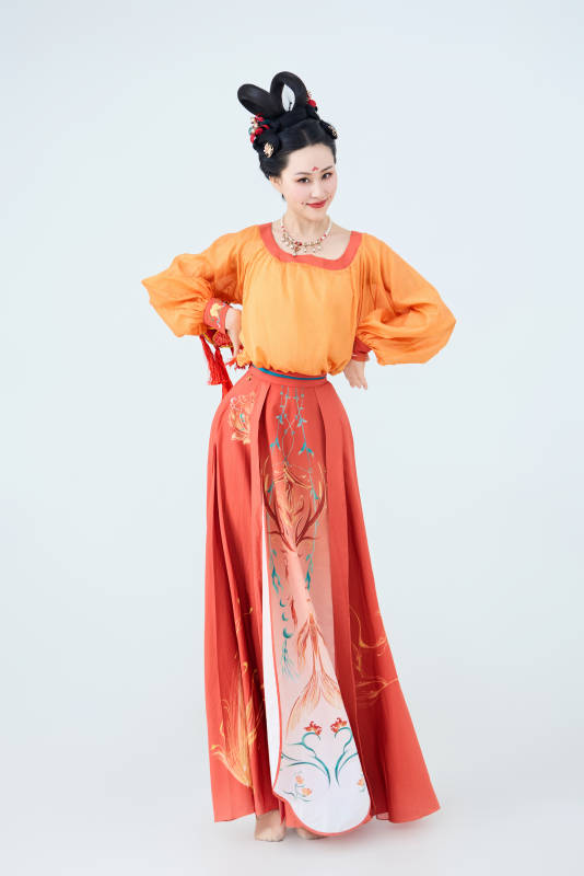 穿着古代唐朝服饰妆造表演古典舞的美丽舞者图片