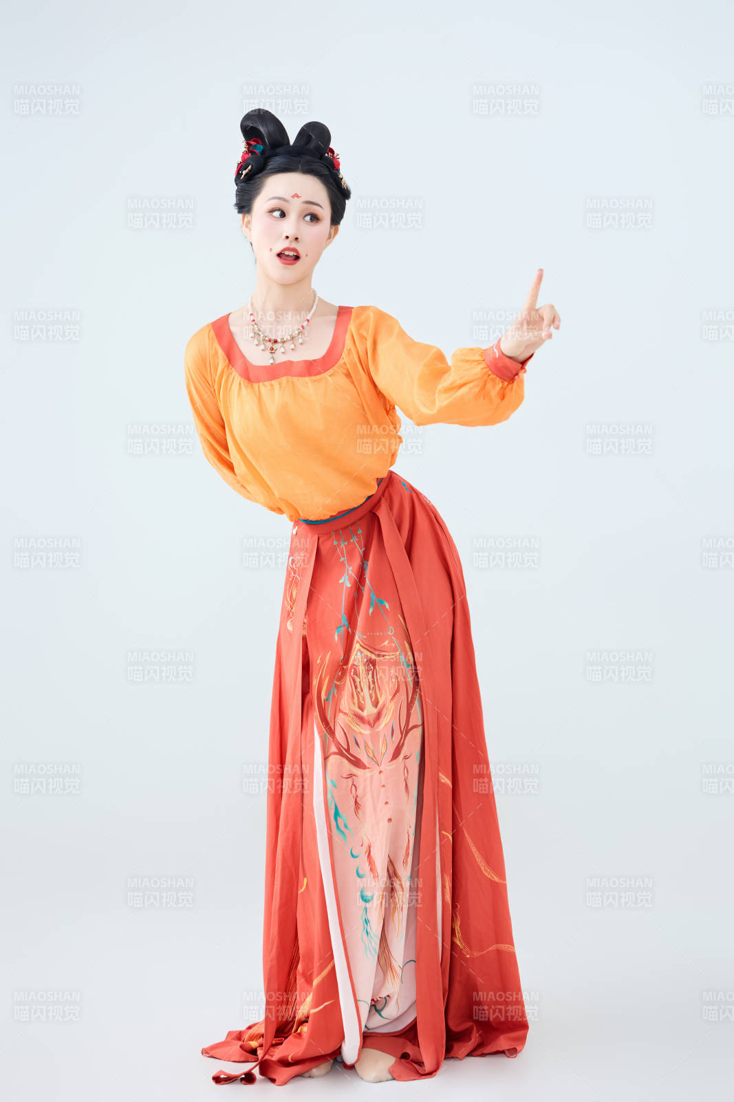 穿着古代唐朝服饰妆造表演古典舞的美丽舞者图片