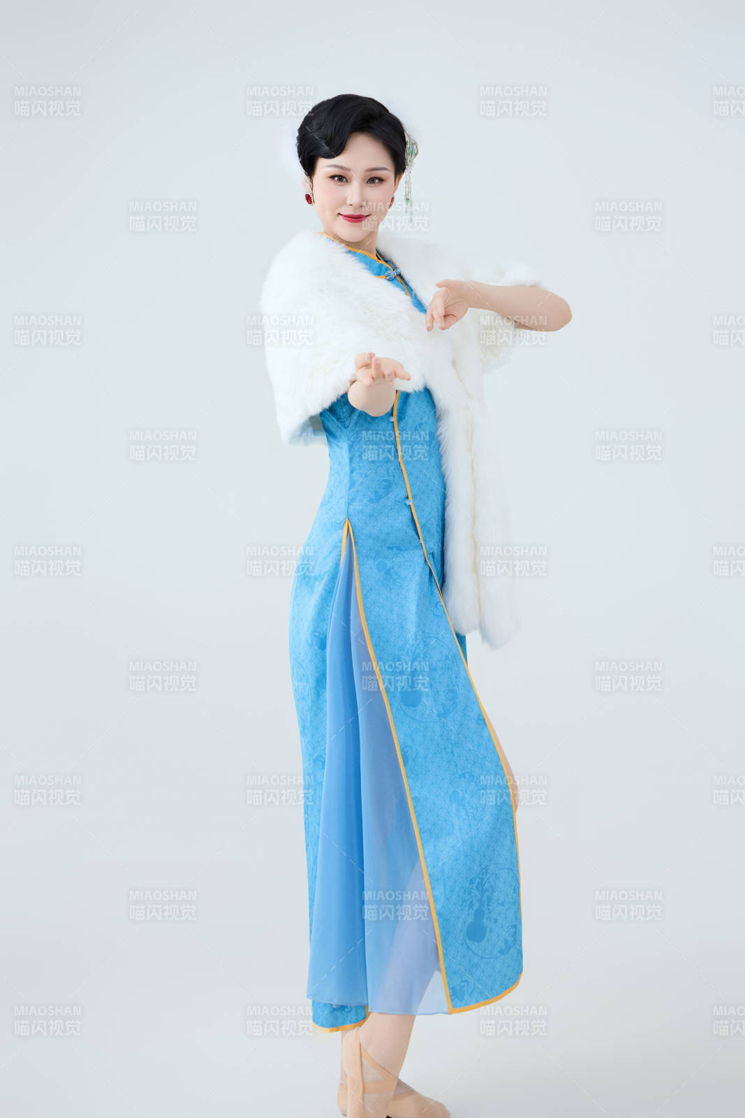 穿着中国中式旗袍表演舞蹈的美丽舞者图片