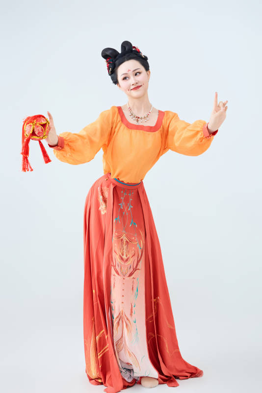 穿着古代唐朝服饰妆造表演古典舞的美丽舞者图片