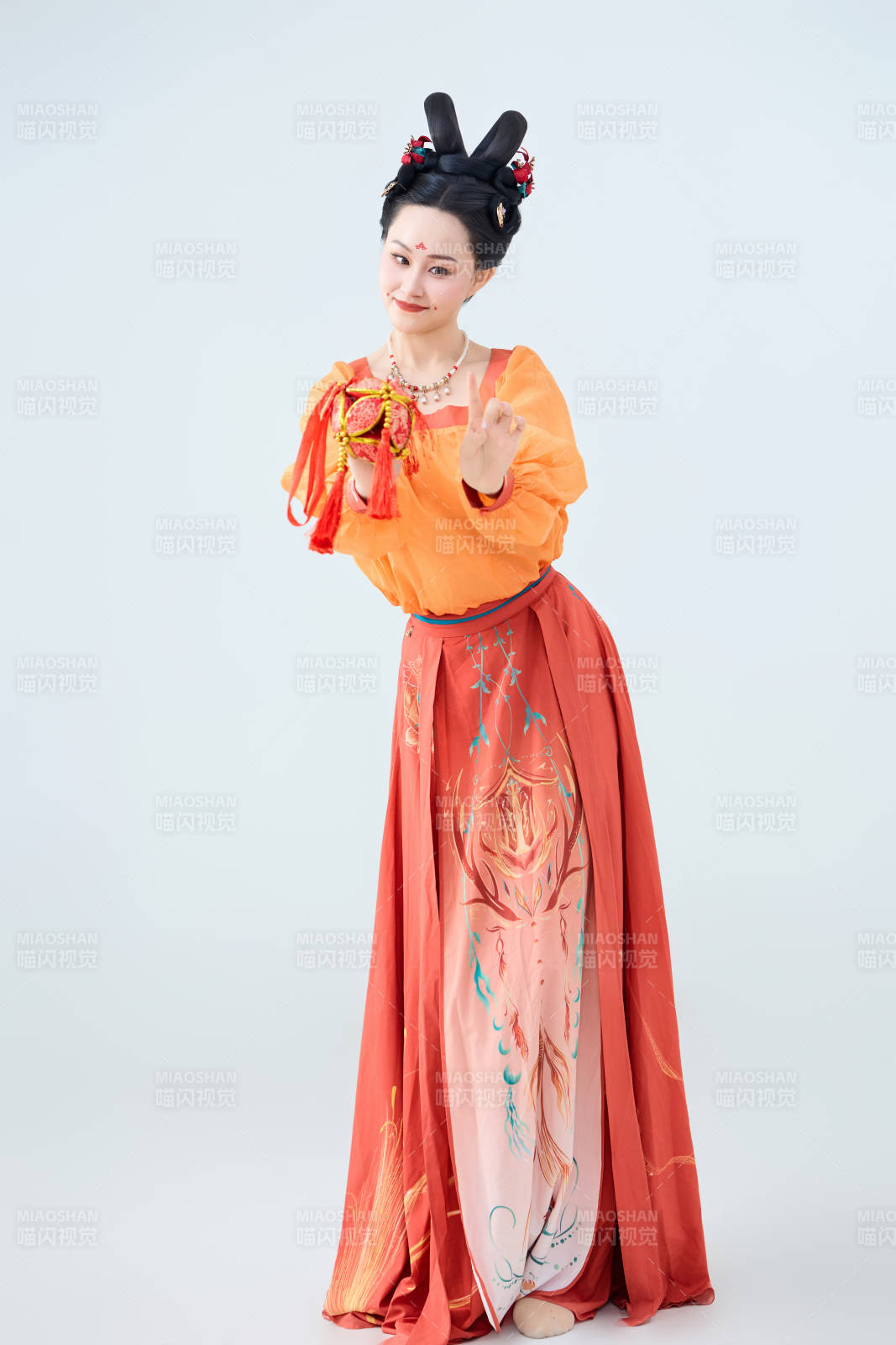 穿着古代唐朝服饰妆造表演古典舞的美丽舞者图片